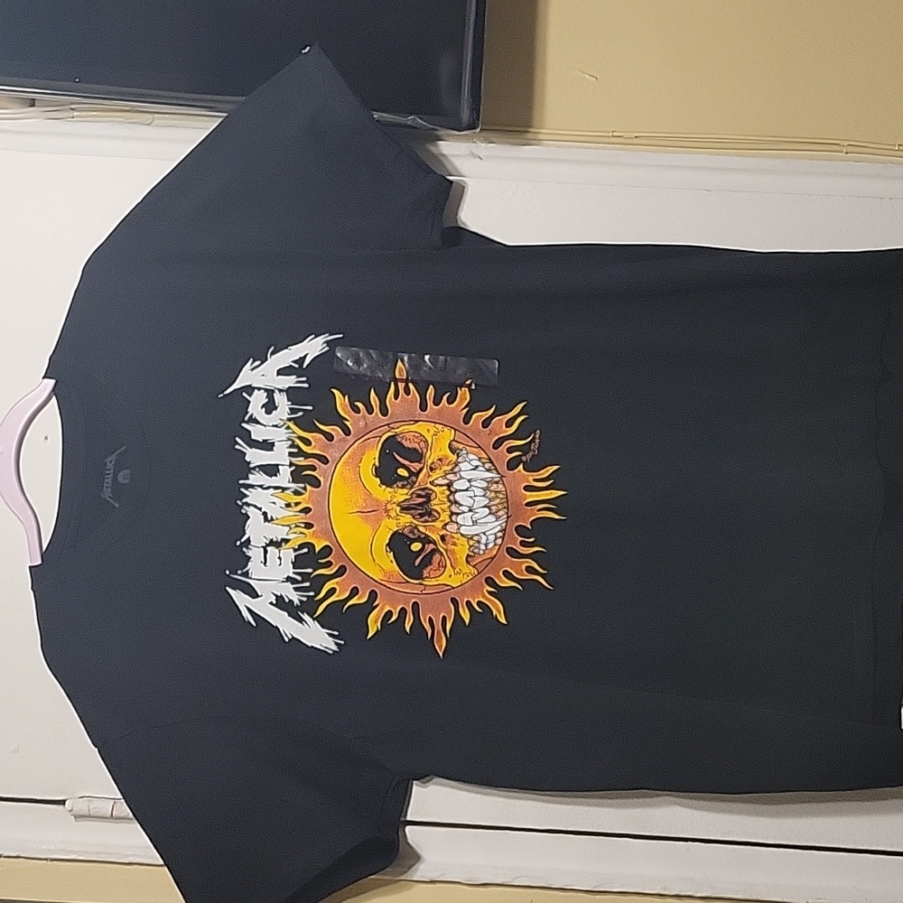 METALLIC SHORTSLEEVE GRAPHIC BLACK TEE SIZE XL